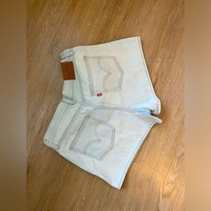 Levis High Waisted Shorts 🤍